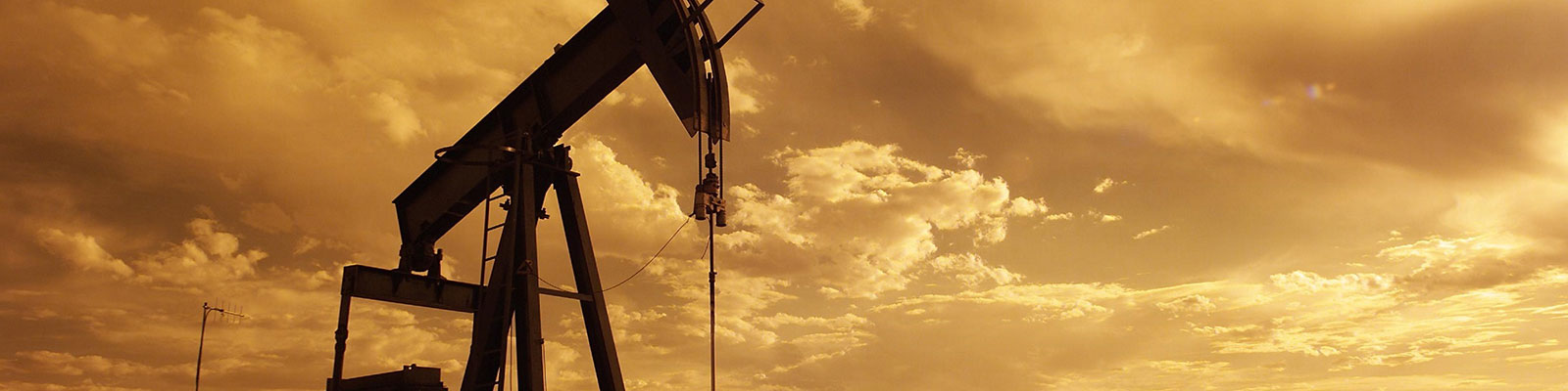 7-oil-pump-jack-sunset-clouds-silhouette-162568-banner